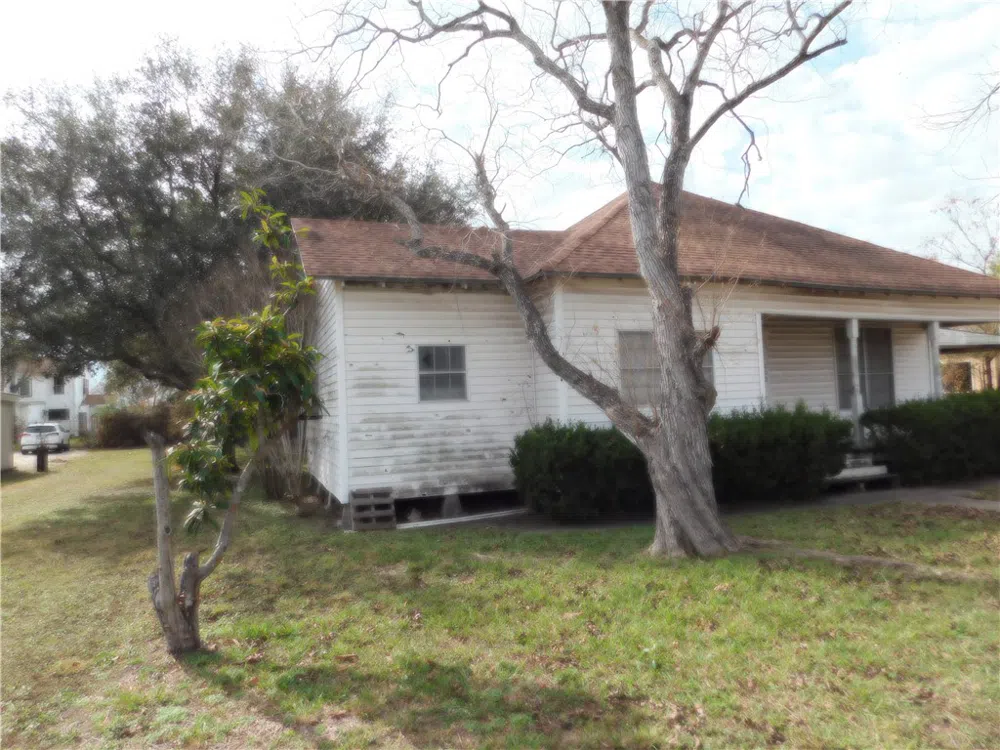 712 E 2nd Street Alice, TX 78332