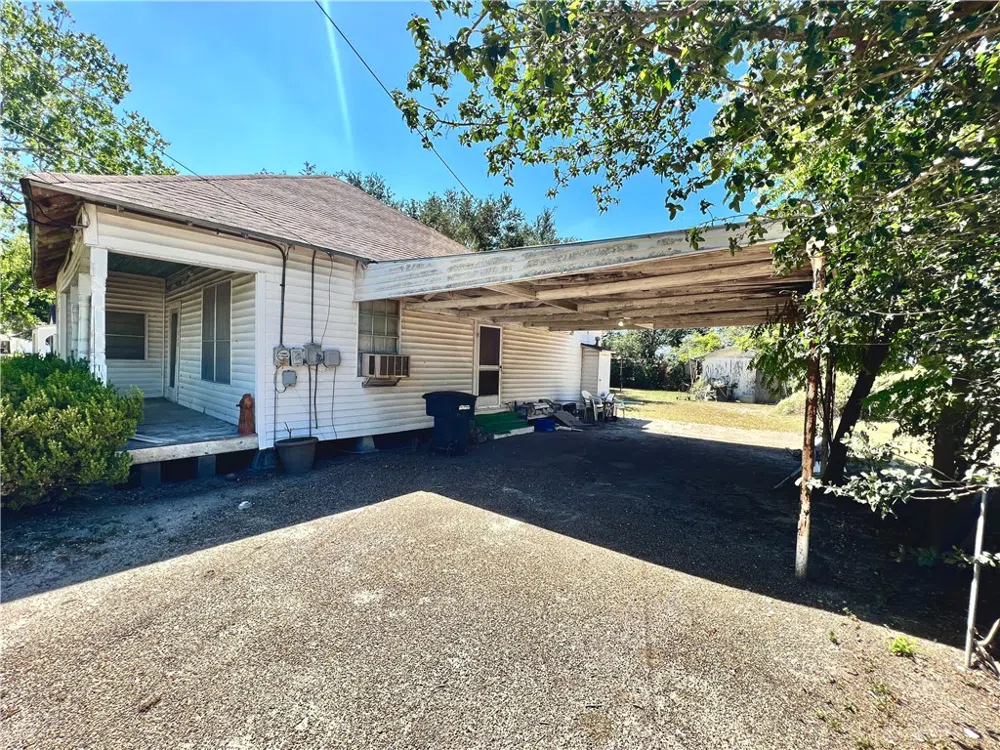 712 E 2nd Street Alice, TX 78332