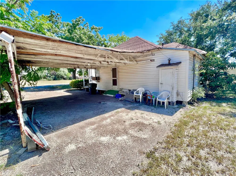 712 E 2nd Street Alice, TX 78332