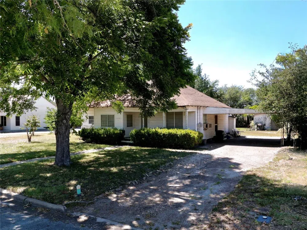 712 E 2nd Street Alice, TX 78332