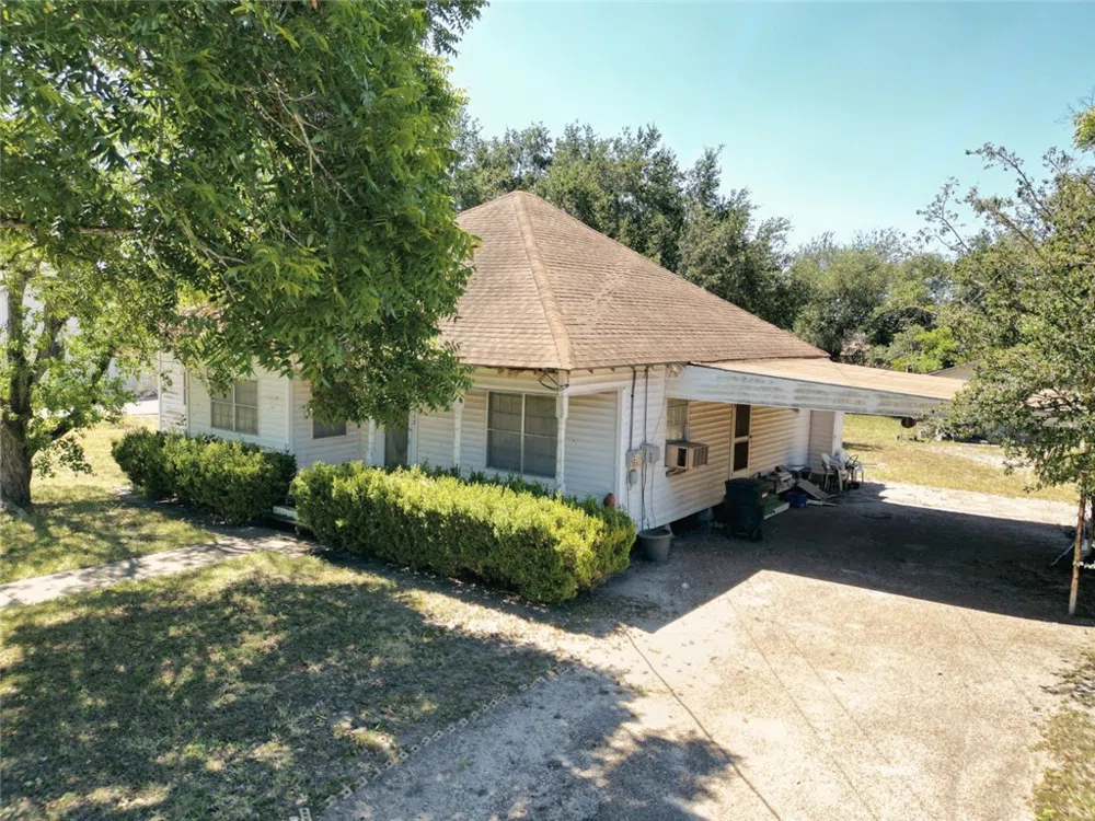 712 E 2nd Street Alice, TX 78332