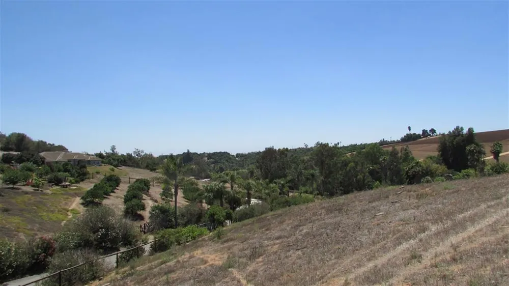 Via Rancho del Lago 
