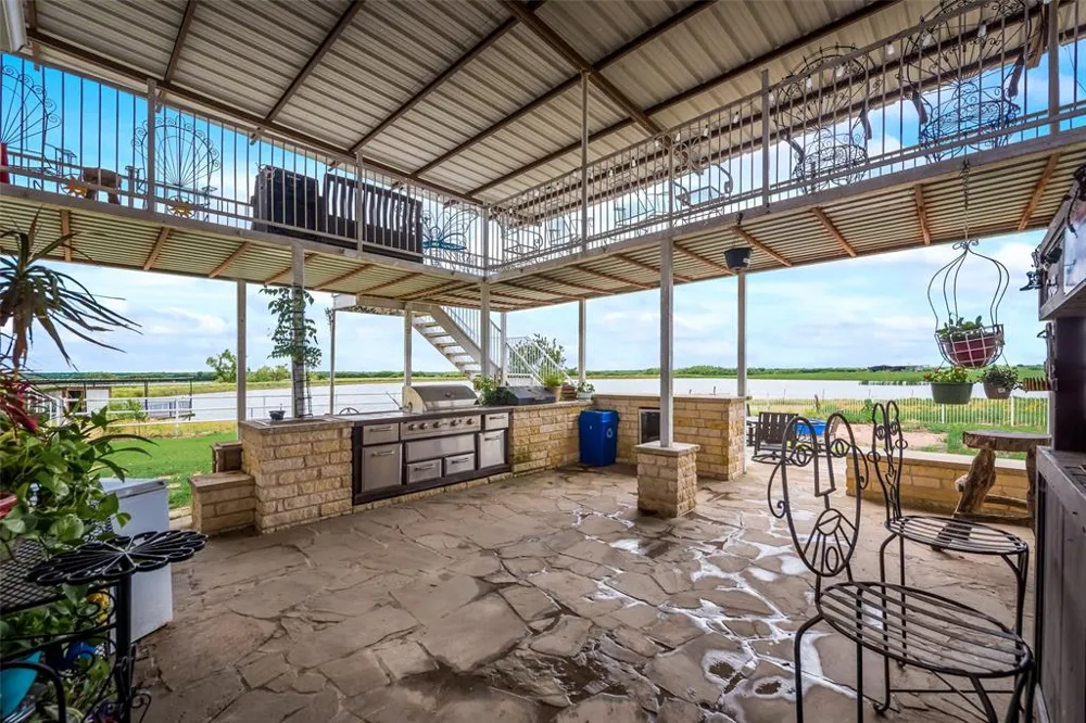 5646 US Highway 69 Celeste, TX 75423
