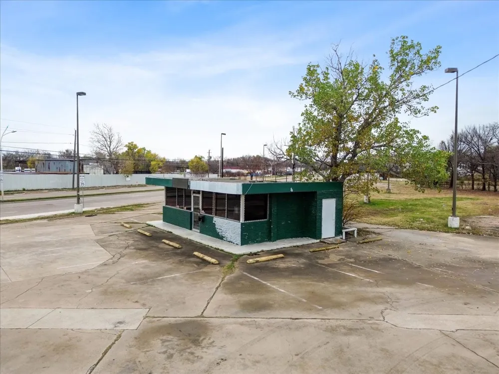 3333 Cedar Crest Boulevard Dallas, TX 75203