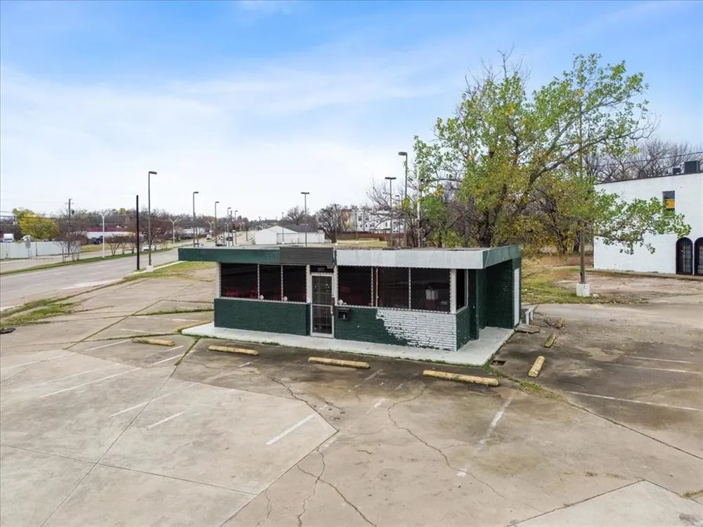 3333 Cedar Crest Boulevard Dallas, TX 75203
