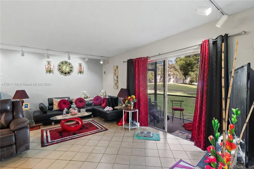 281 S Hollybrook Dr #103 Pembroke Pines, FL 33025
