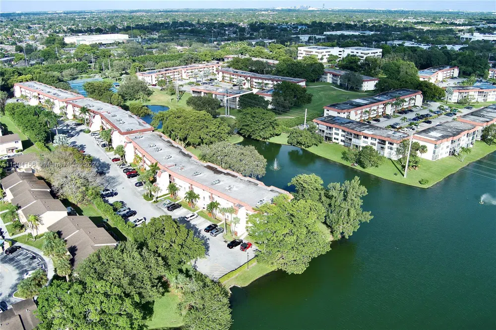 281 S Hollybrook Dr #103 Pembroke Pines, FL 33025