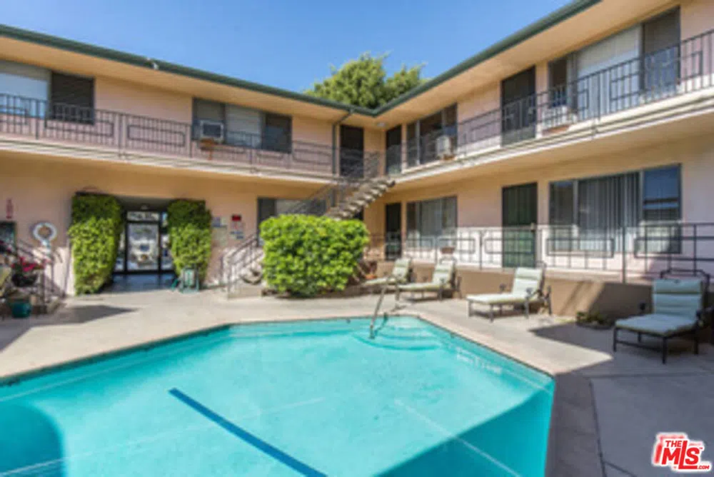 1940 Carmen Avenue Los Angeles, CA 90068