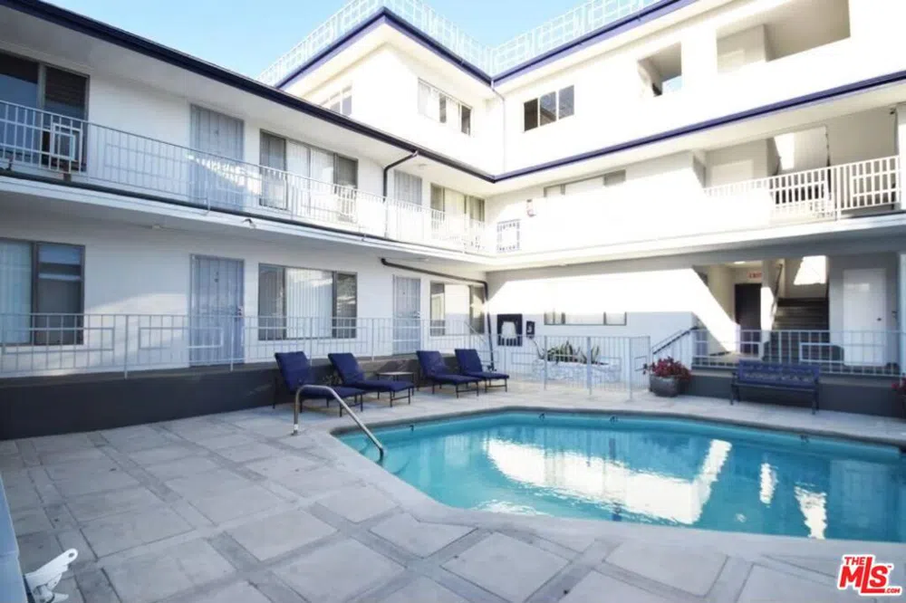 1940 Carmen Avenue Los Angeles, CA 90068