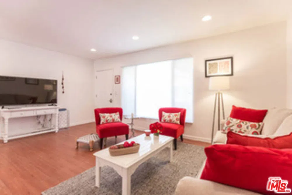 1940 Carmen Avenue Los Angeles, CA 90068