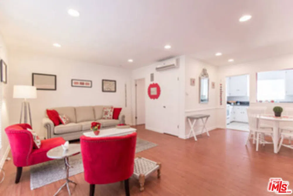 1940 Carmen Avenue Los Angeles, CA 90068