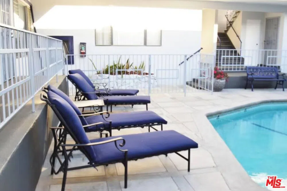 1940 Carmen Avenue Los Angeles, CA 90068