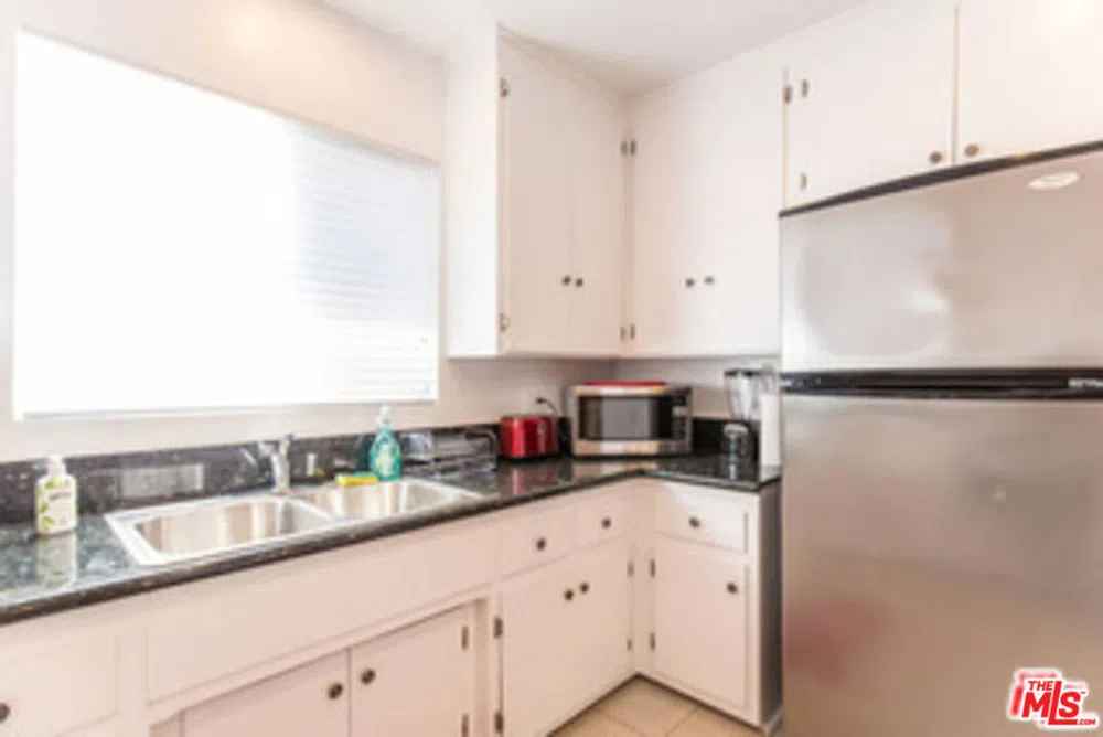 1940 Carmen Avenue Los Angeles, CA 90068