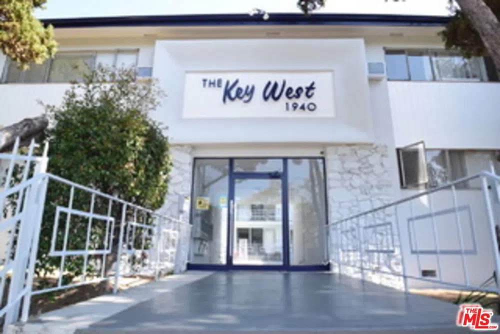 1940 Carmen Avenue Los Angeles, CA 90068