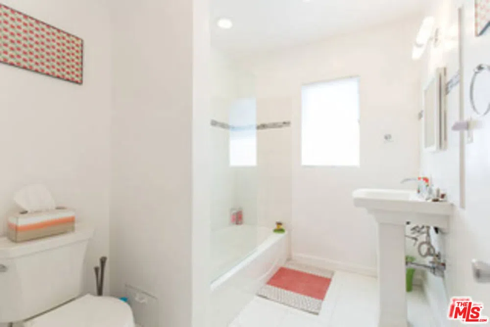1940 Carmen Avenue Los Angeles, CA 90068