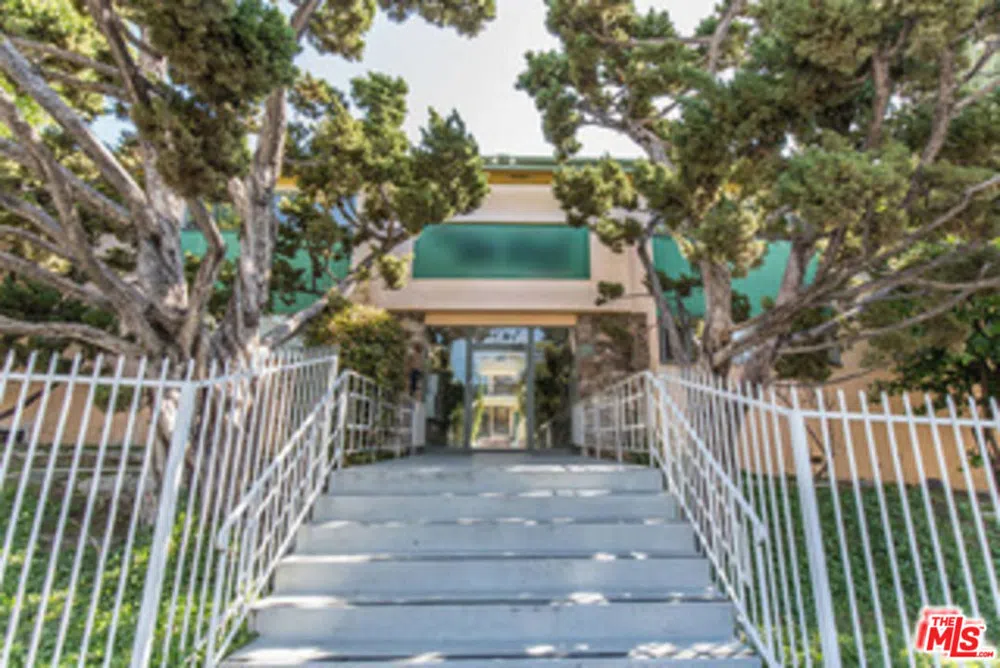 1940 Carmen Avenue Los Angeles, CA 90068