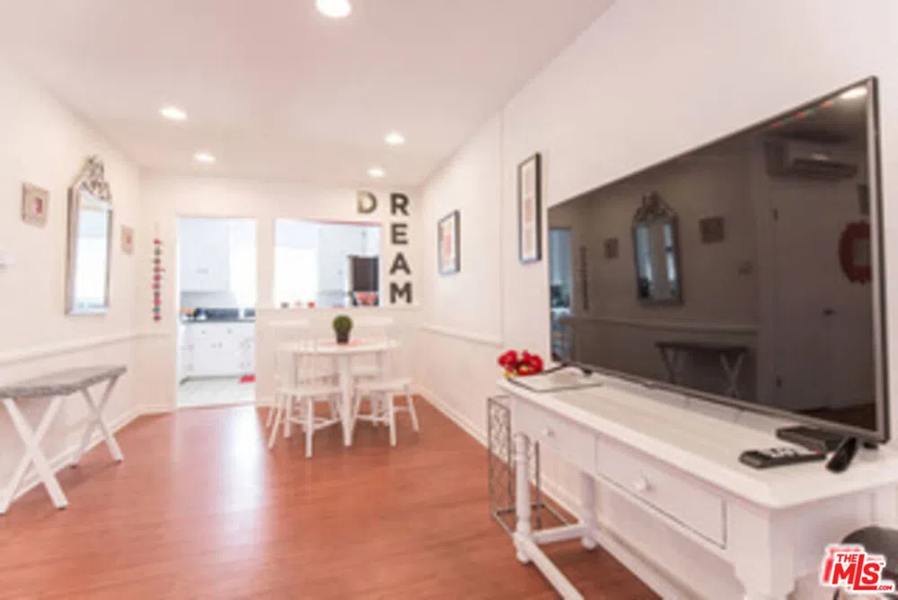 1940 Carmen Avenue Los Angeles, CA 90068