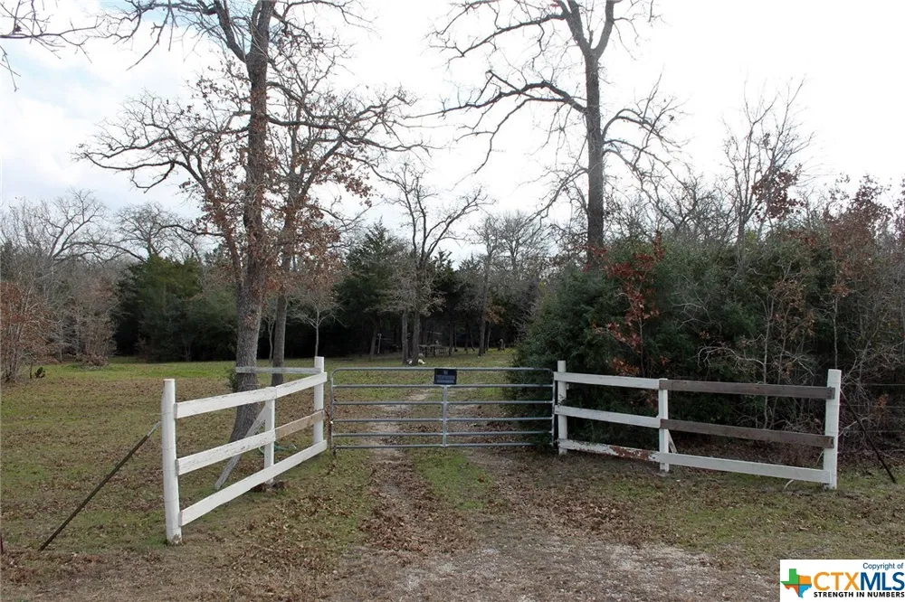 8729 E Fm 20 Dale, TX 78616