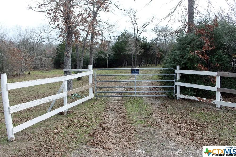 8729 E Fm 20 Dale, TX 78616