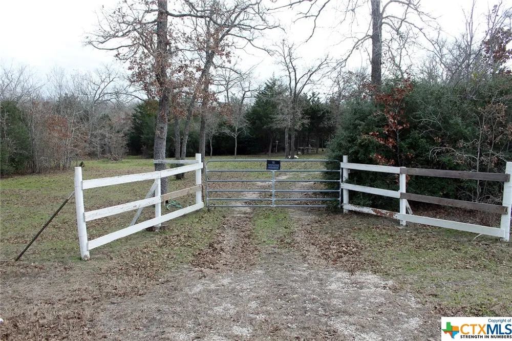 8729 E Fm 20 Dale, TX 78616