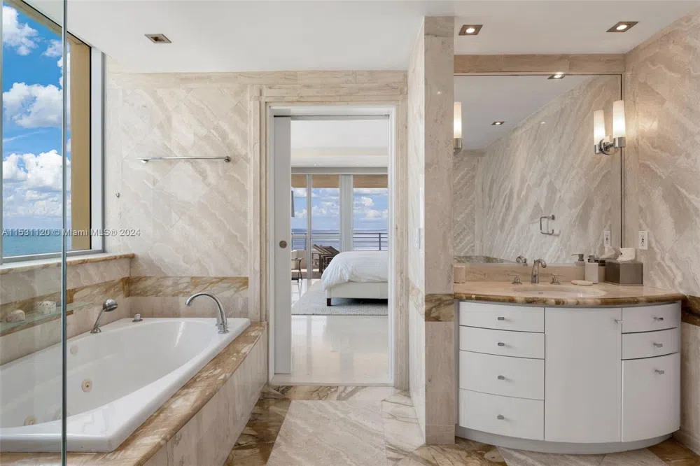 101 Ocean Dr #907 Miami Beach, FL 33139
