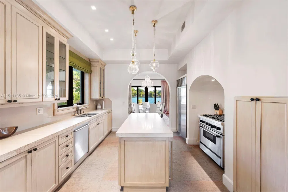 527 E Dilido Dr Miami Beach, FL 33139