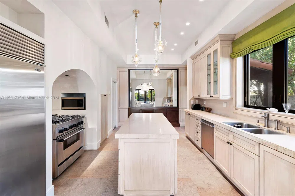 527 E Dilido Dr Miami Beach, FL 33139