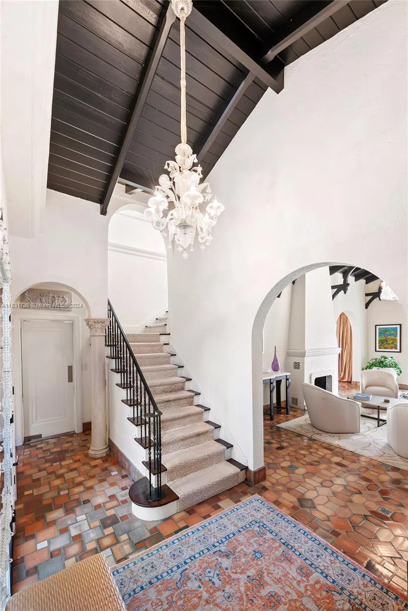 527 E Dilido Dr Miami Beach, FL 33139