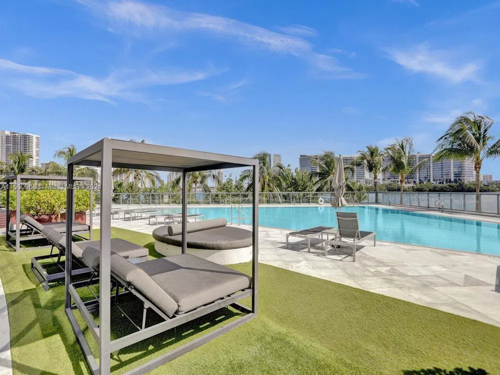3250 NE 188th St #207 Aventura, FL 33180