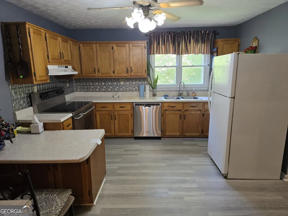 11953 Henderson Mountain RD Fairmount, GA 30139