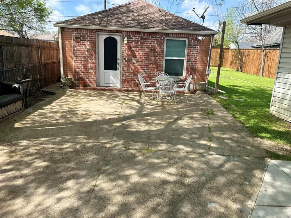 809 Cliffdale Avenue Dallas, TX 75211