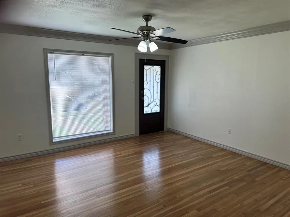 809 Cliffdale Avenue Dallas, TX 75211