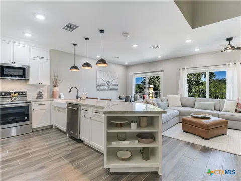 1228 Ervendberg Avenue #304