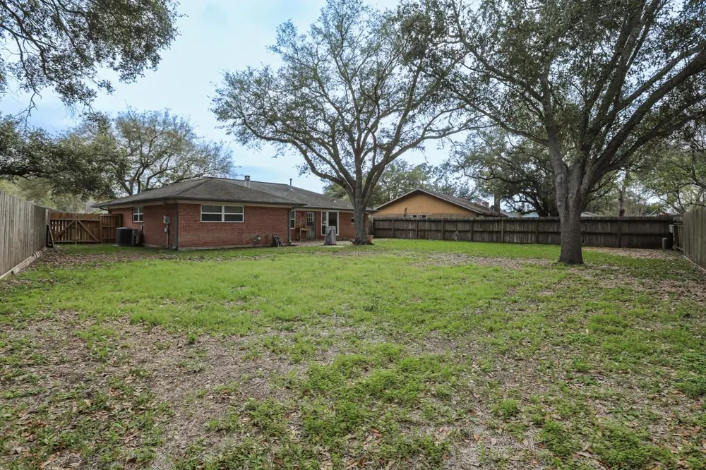 1809 Lazy Creek Ln Pearland, TX 77581