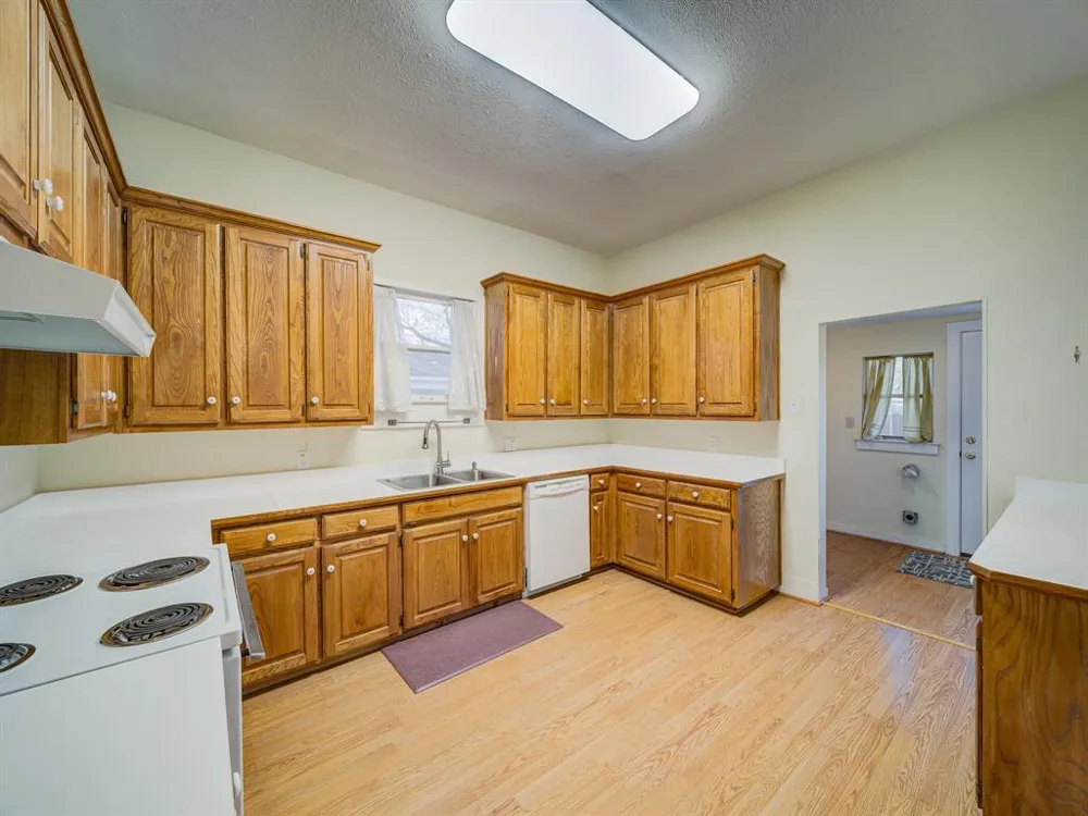 400 S Washington Street Pilot Point, TX 76258