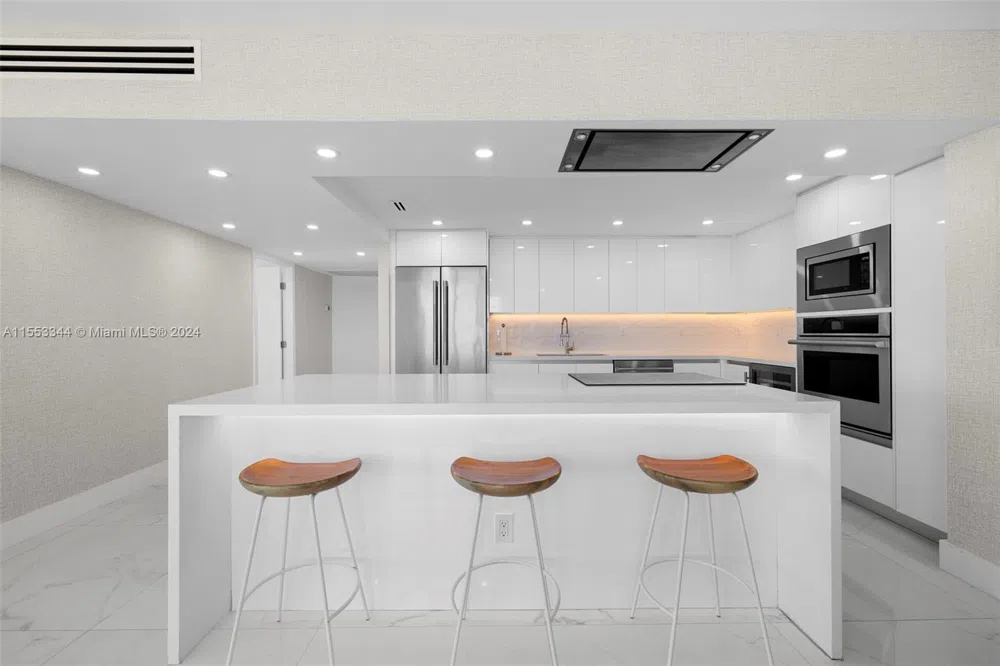 5151 Collins Ave #1527 Miami Beach, FL 33140