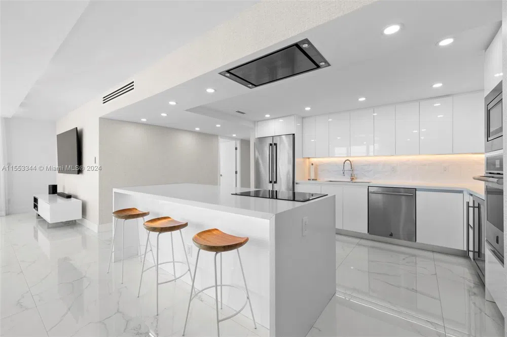 5151 Collins Ave #1527 Miami Beach, FL 33140
