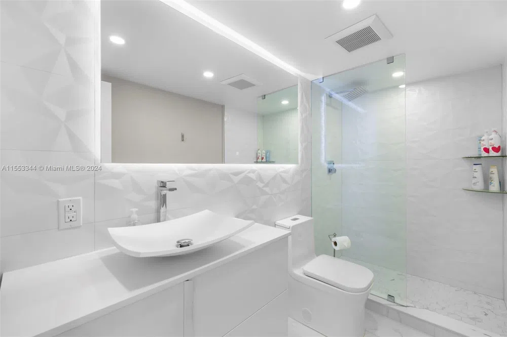 5151 Collins Ave #1527 Miami Beach, FL 33140