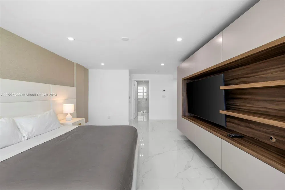 5151 Collins Ave #1527 Miami Beach, FL 33140