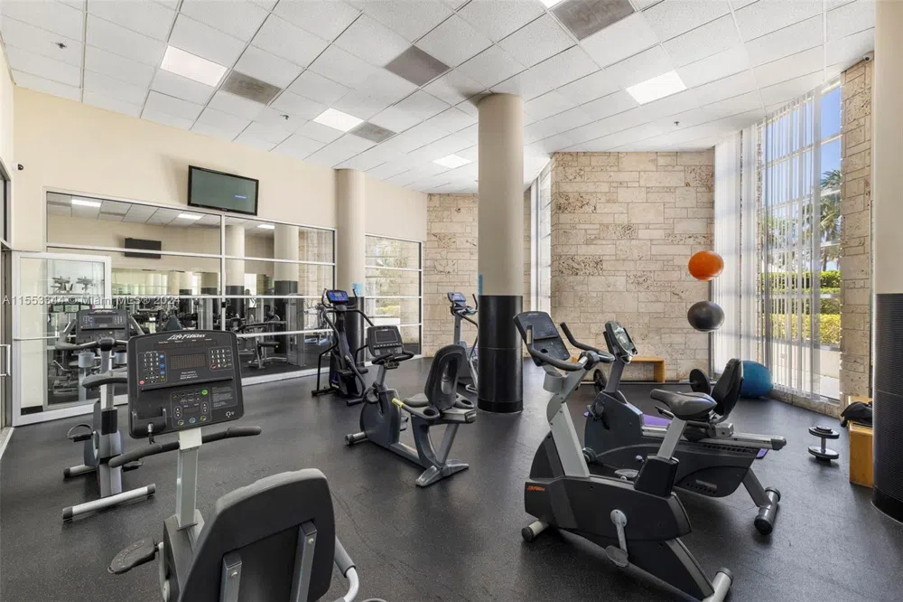 5151 Collins Ave #1527 Miami Beach, FL 33140