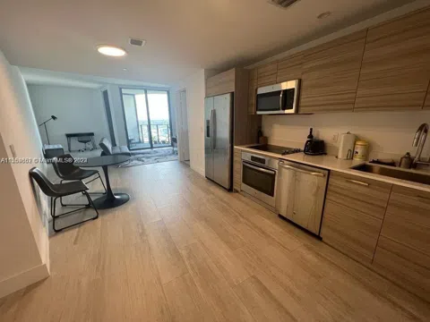 121 NE 34th St #2014