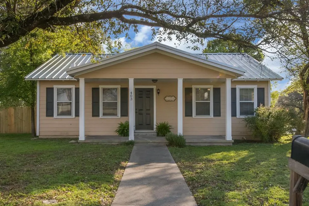 403 Avenue Clifton, TX 76634