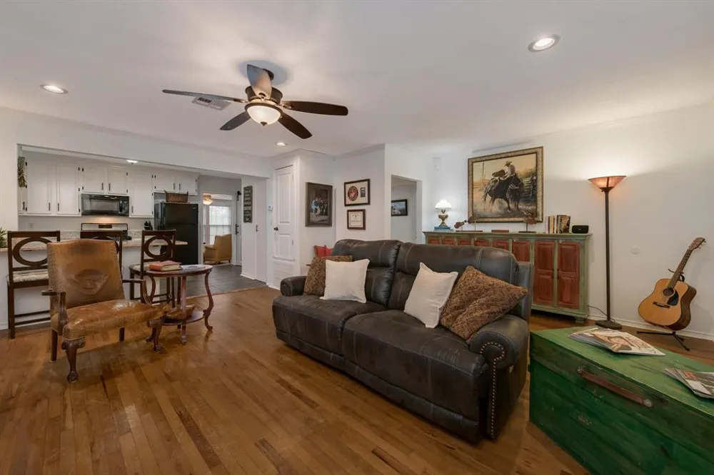 403 Avenue Clifton, TX 76634