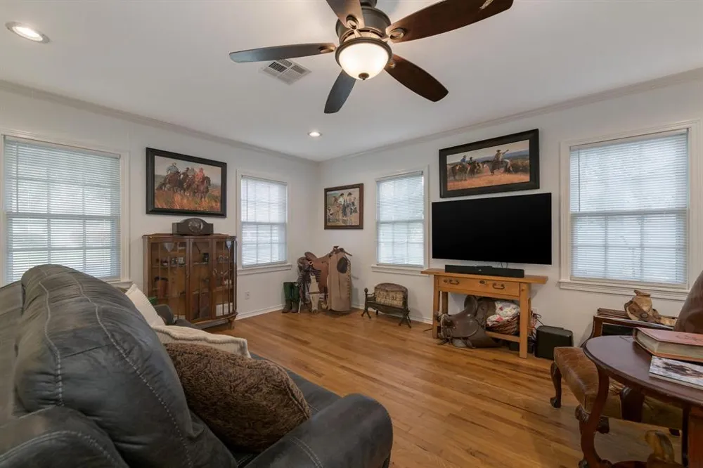 403 Avenue Clifton, TX 76634