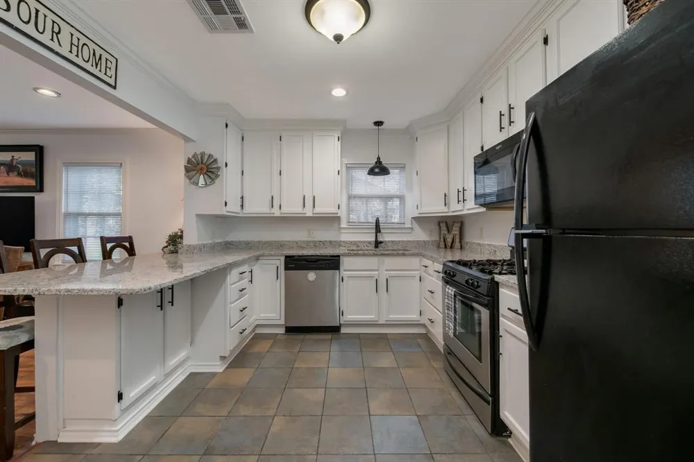 403 Avenue Clifton, TX 76634