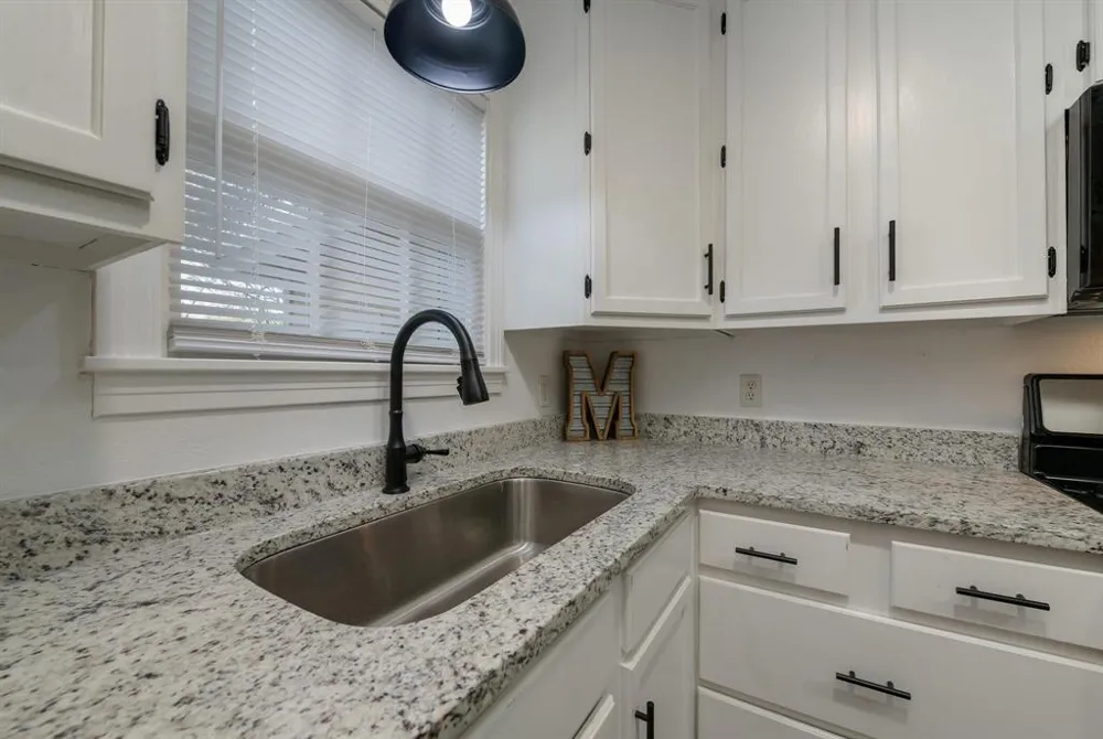 403 Avenue Clifton, TX 76634