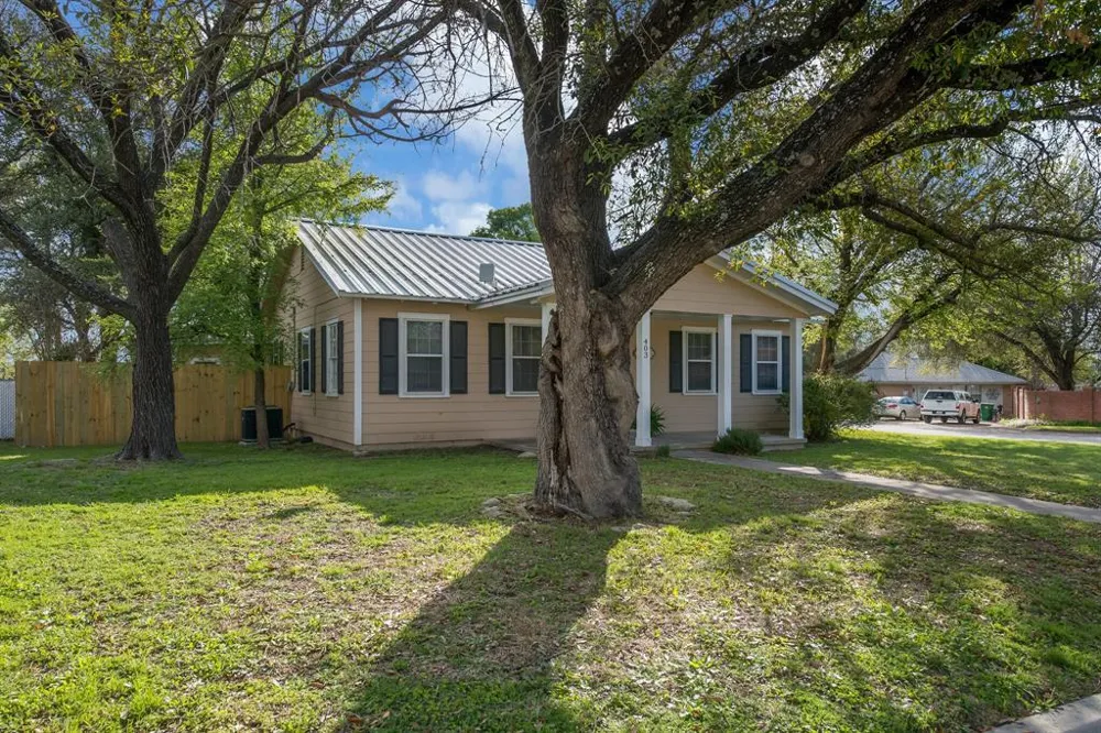 403 Avenue Clifton, TX 76634