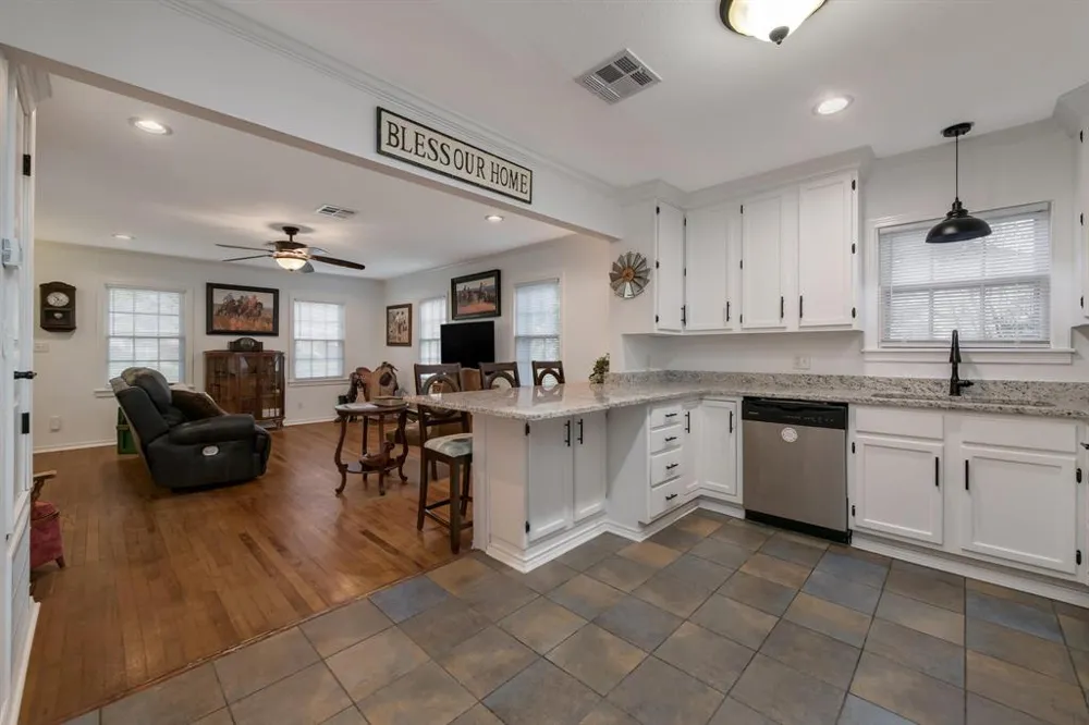 403 Avenue Clifton, TX 76634