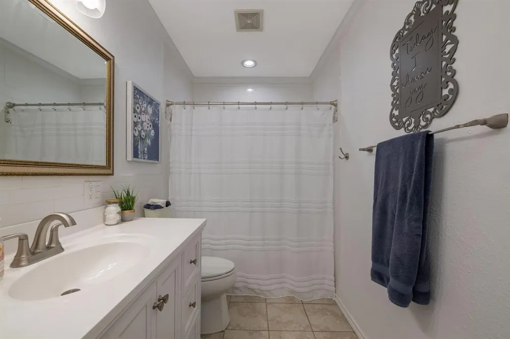 403 Avenue Clifton, TX 76634