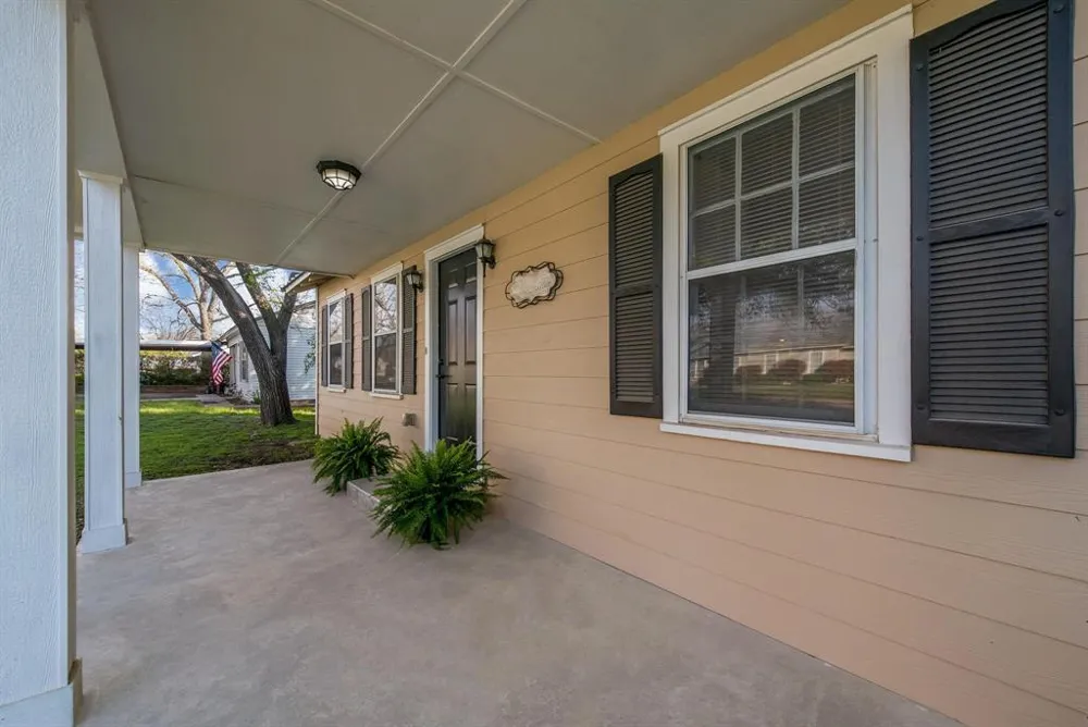403 Avenue Clifton, TX 76634